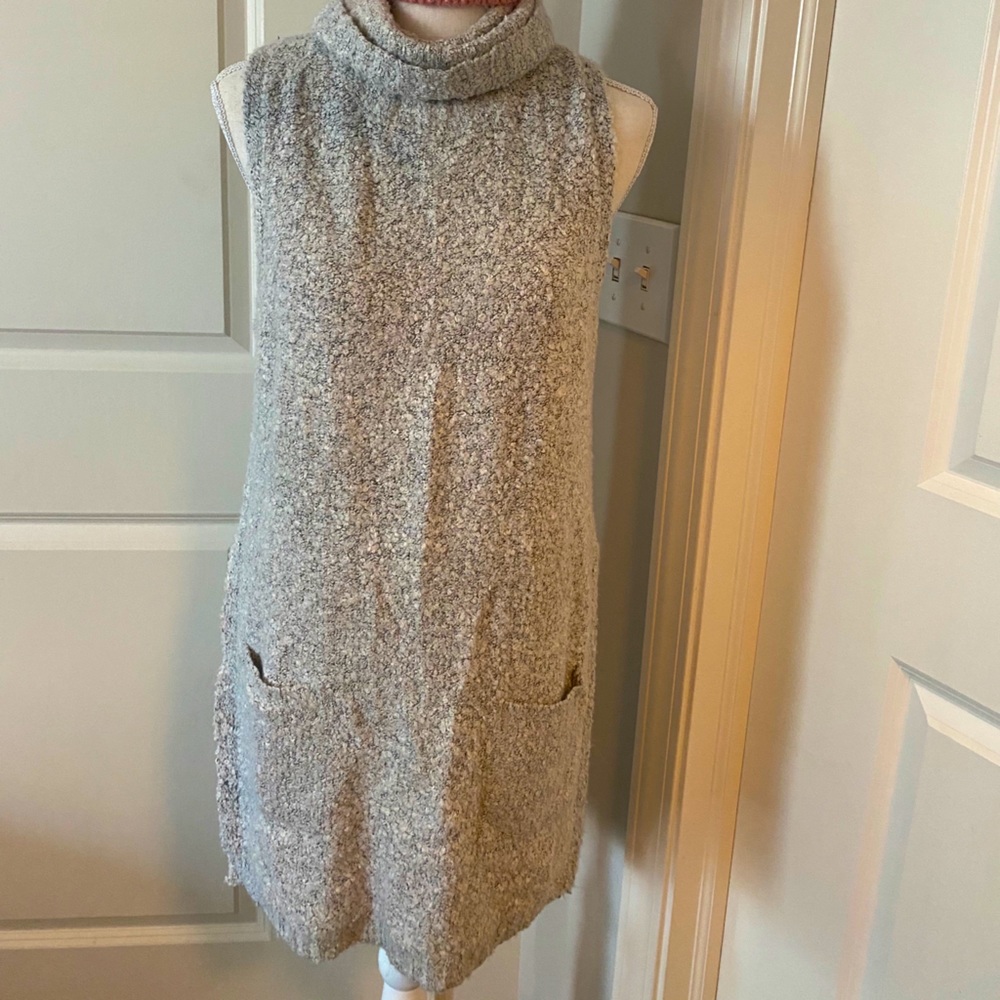 Sleeveless turtle neck sweater w/Pockets